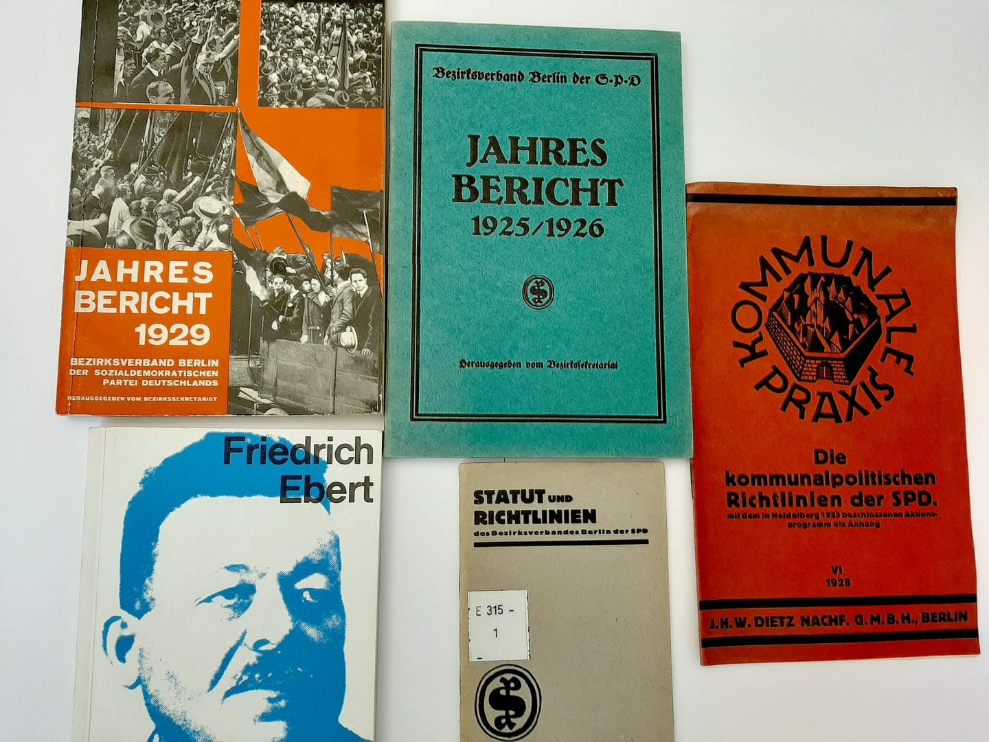 Geschichte: Titelseiten von historischen Jahresberichten der SPD Berlin