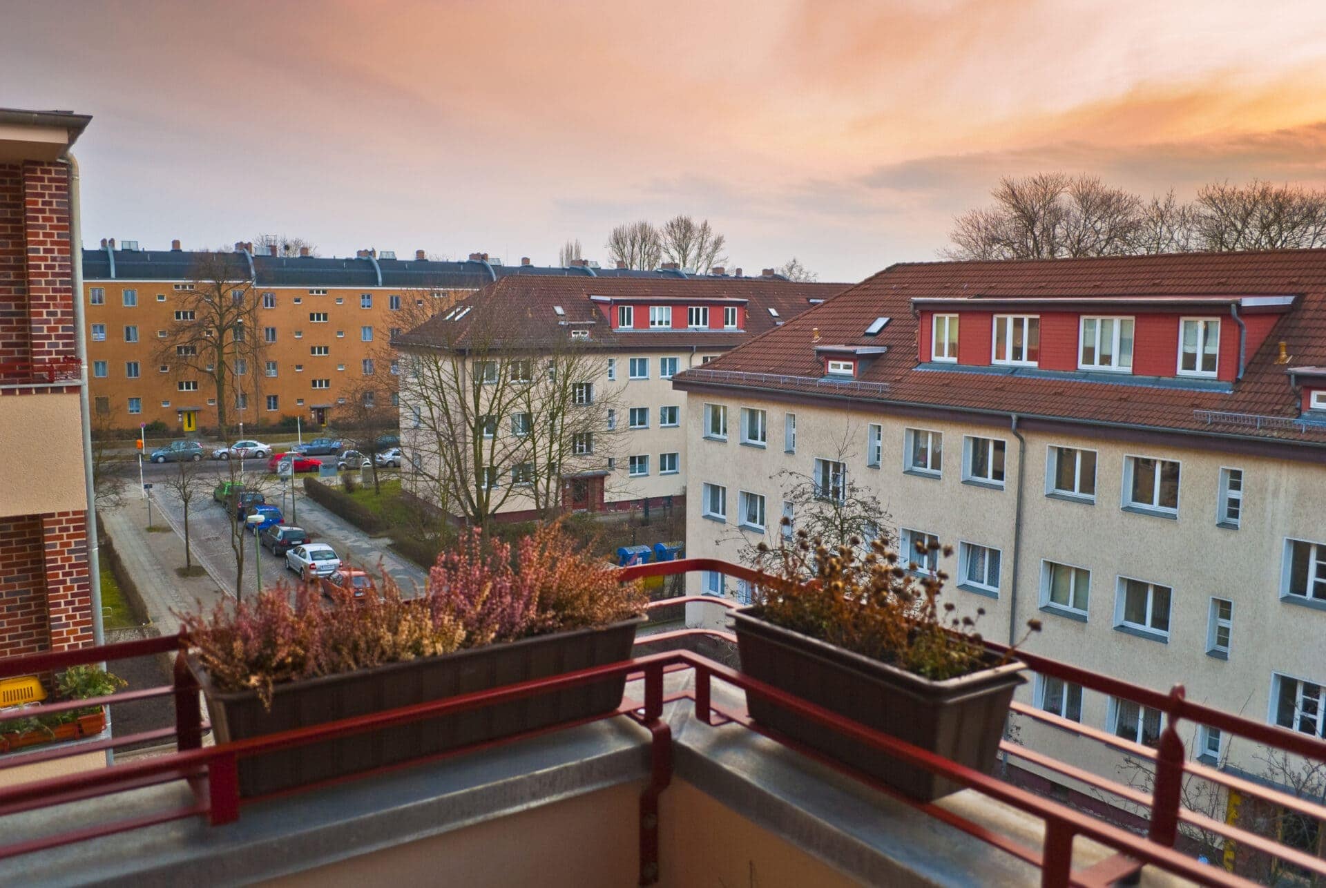 Wohngebiet in Berlin: Blick vom Balkon in die Abendsonne