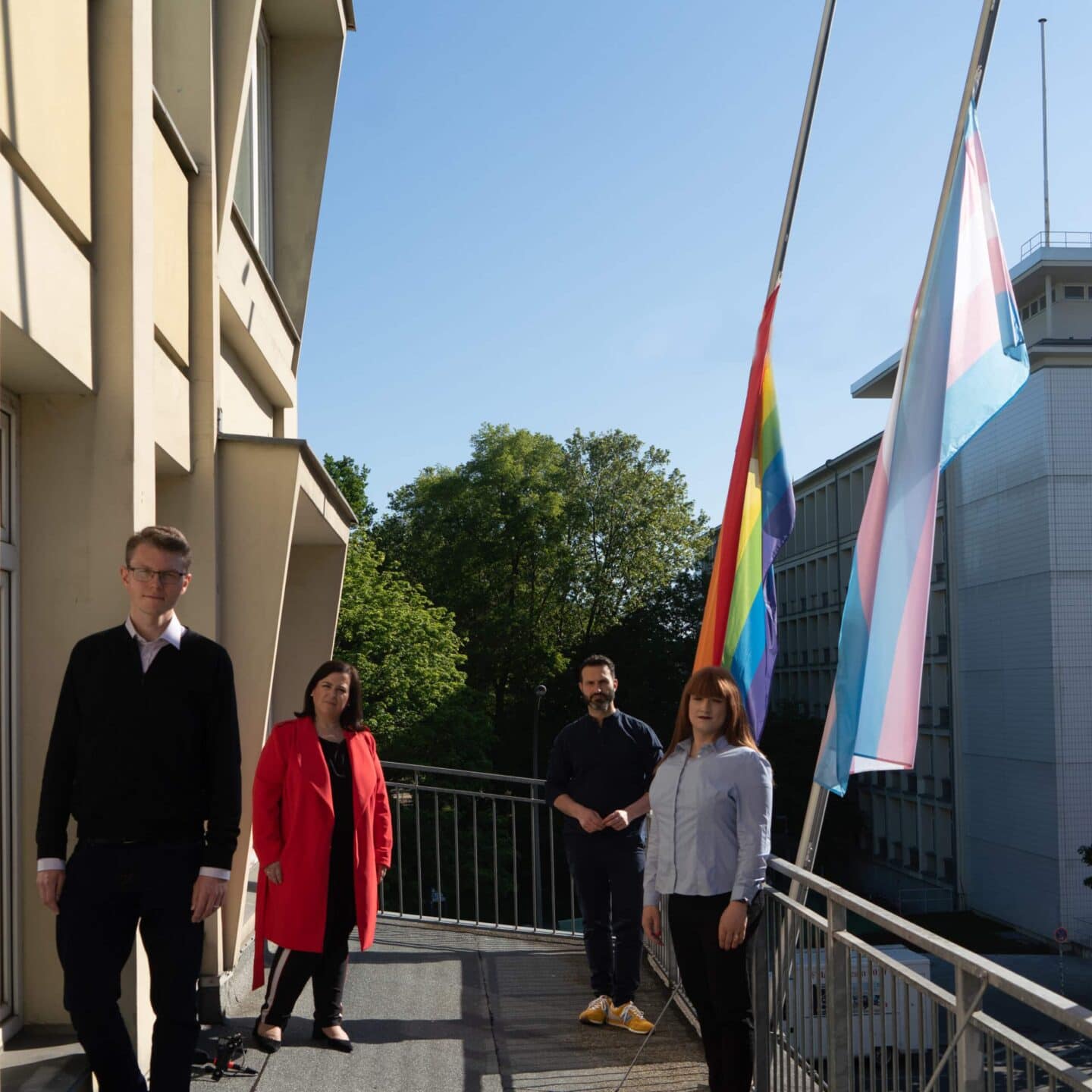 IDAHOBIT 2020: Regenbogenfahne wird am Kurt-Schumacher-Haus auf Halbmast gesetzt
