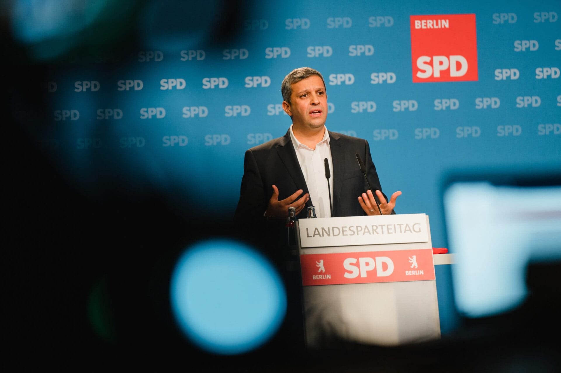 Raed Saleh kandidiert beim hybriden Landesparteitag der SPD Berlin