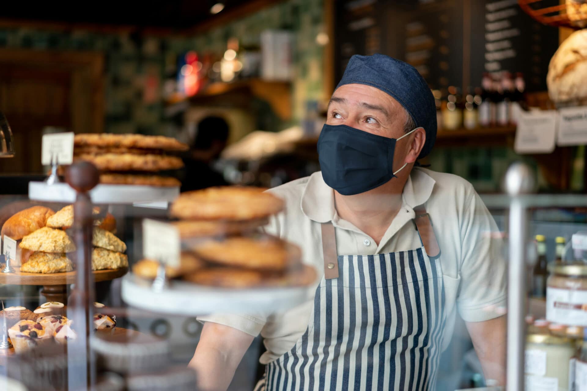 In Bäckerei arbeitender Mann