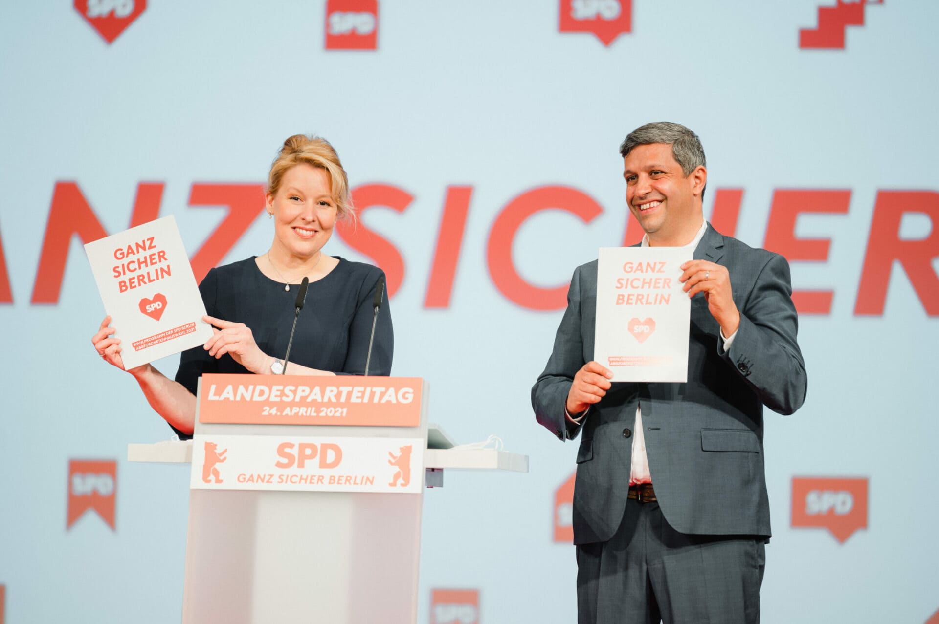 Franziska Giffey und Raed Saleh halten das SPD-Landeswahlprogramm in ihren Händen