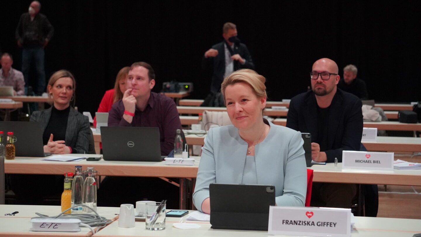 Digitaler Landesparteitag: Berliner SPD stimmt mit großer Mehrheit für Koalitionsvertrag 18